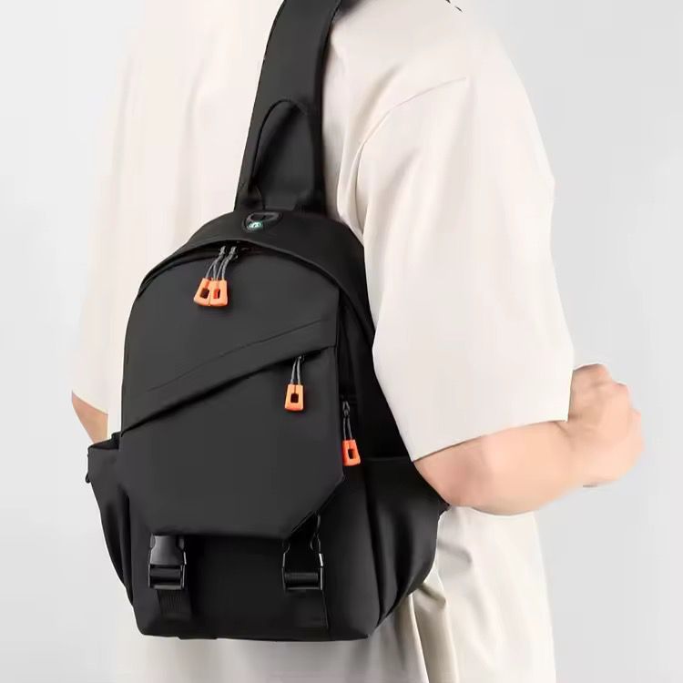 Petit sac bandoulière élégant au design moderne